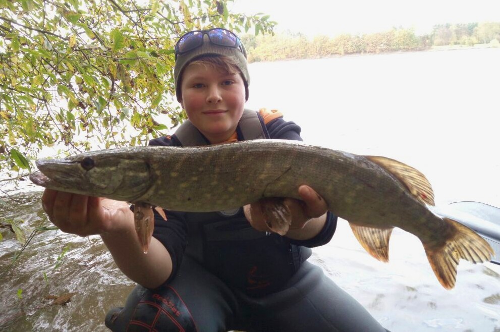 Unser Jungangler  mit einem schönem Hecht aus der Talsperre Zeulenroda. Petri